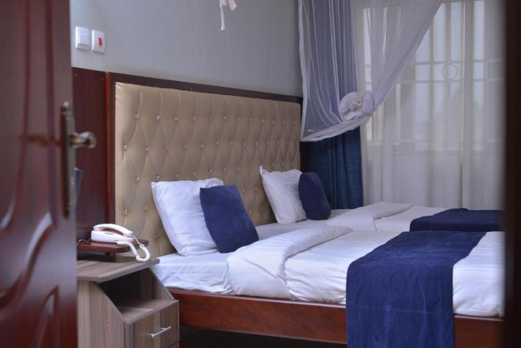 Keba Xpress Hotel - Энтеббе Экстерьер фото