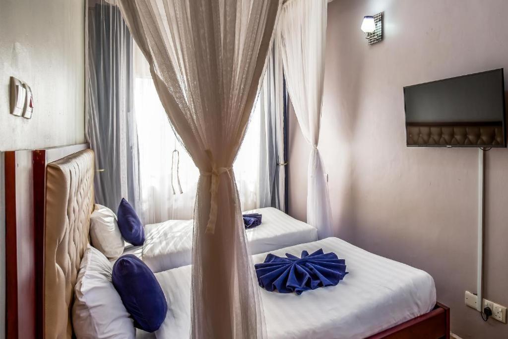 Keba Xpress Hotel - Энтеббе Экстерьер фото